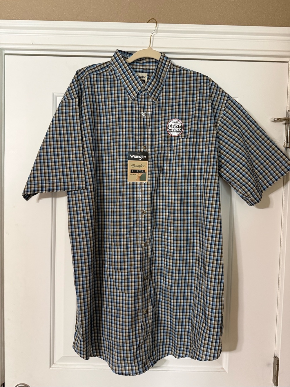 Wrangler Short-Sleeve Button-Down Plaid Shirt in Blue and Tan